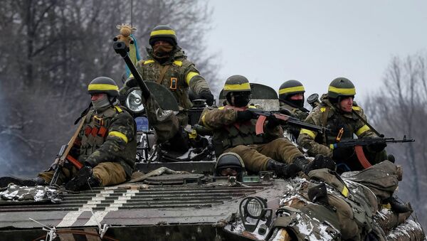 Ukrainian armed forces ride on an armoured personnel carrier (APC) near Debaltseve, February 10, 2015 - Sputnik Mundo