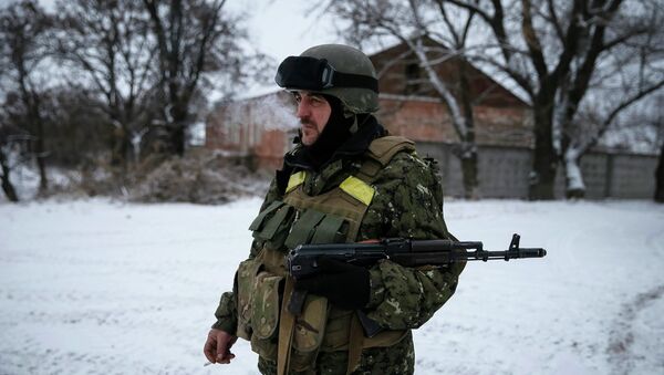 A Ukrainian serviceman is seen near Debaltseve, eastern Ukraine, February 10, 2015 - Sputnik Mundo