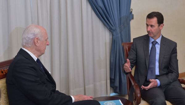Enviado especial de la ONU a Siria, Staffan de Mistura (izda.) y presidente de Siria, Bashar Asad - Sputnik Mundo