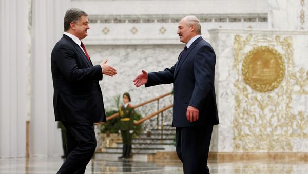 Presidente de Ucrania, Petró Poroshenko en un encuentro en Minsk con su homólogo bielorruso Alexandr Lukashenko - Sputnik Mundo