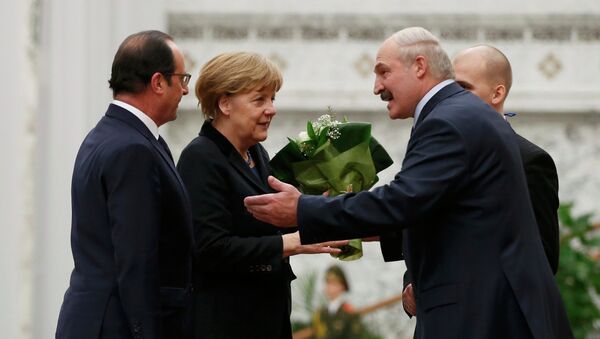 Belarus' President Alexander Lukashenko (R) welcomes Germany's Chancellor Angela Merkel (C) and France's President Francois Hollande during a meeting in Minsk - Sputnik Mundo