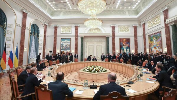 Members of delegations from Russia, Ukraine, Germany and France take part in peace talks on resolving the Ukrainian crisis in Minsk, February 11, 2015 - Sputnik Mundo