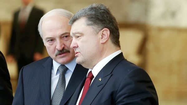 Belarussian President Alexander Lukashenko (L) speaks with Ukrainian President Petro Poroshenko in Minsk, February 12, 2015 - Sputnik Mundo