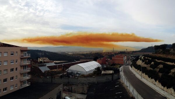 An orange toxic cloud is seen over the town of Igualada, near Barcelona, following an explosion in a chemical plant, February 12, 2015 - Sputnik Mundo