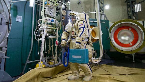 Cosmonauta ruso en el simulador Vijod-2 - Sputnik Mundo