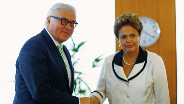 Brazil's President Dilma Rousseff greets German Foreign Minister Frank-Walter Steinmeier - Sputnik Mundo