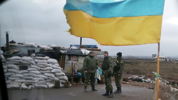 Las fuerzas de Kiev mantienen los controles de entrada y salida de Donbás pese a la tregua - Sputnik Mundo