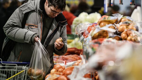La mayoría de los rusos reducen sus gastos en alimentos - Sputnik Mundo
