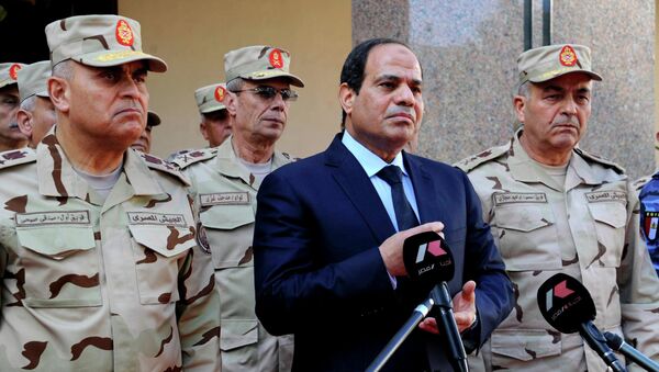 Egyptian President Abdel Fattah al-Sisi (C) talks to the media next to top military generals after an emergency meeting of the Supreme Council of the armed Forces in Cairo, in this January 31, 2015 - Sputnik Mundo
