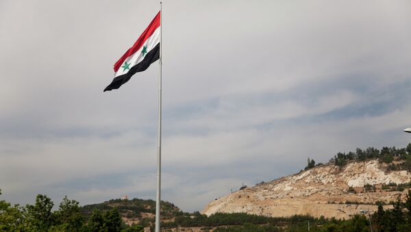 Bandera siria en Damasco - Sputnik Mundo