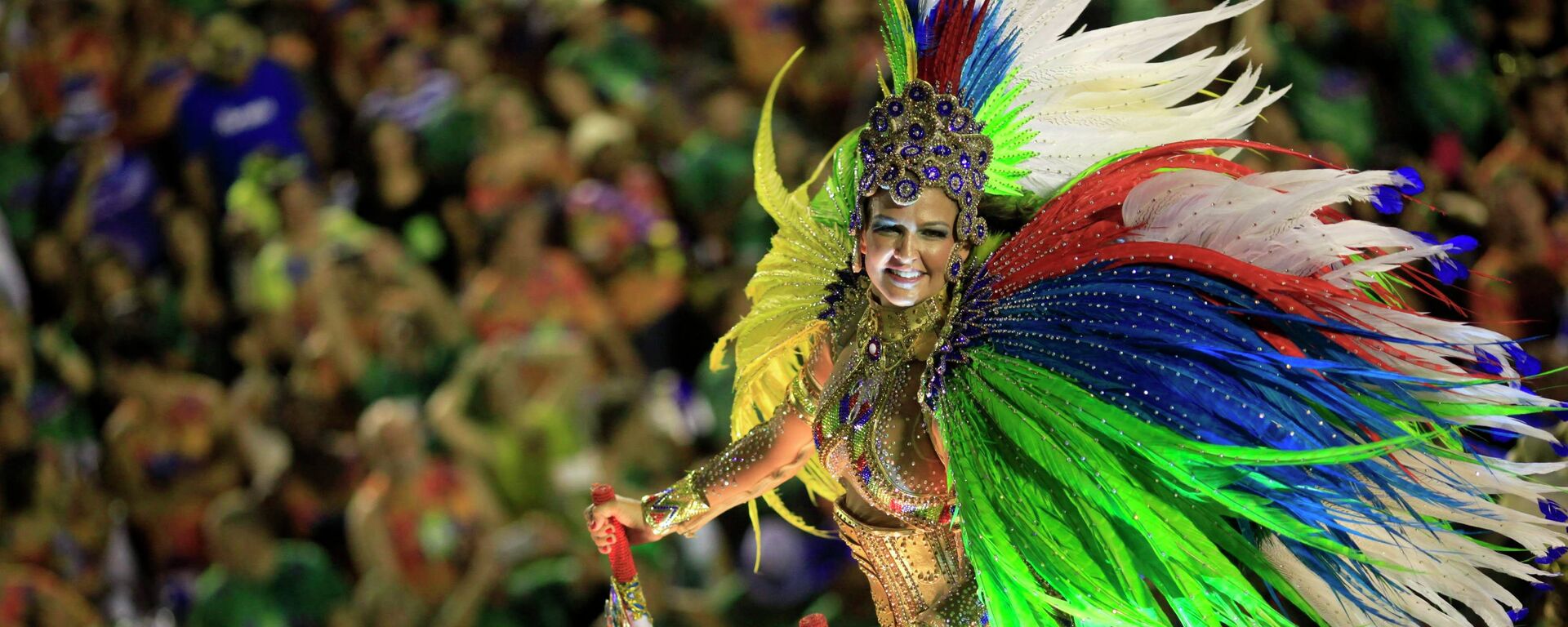 A reveler from the Beija Flor samba school participates in the annual carnival parade in Rio de Janeiro's Sambadrome, February 17, 2015 - Sputnik Mundo, 1920, 05.10.2021