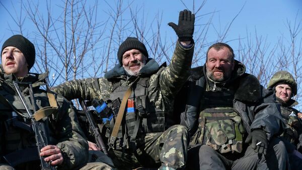 Soldados ucranianos abandonan la zona de Debáltsevo, 18 de febrero, 2015 - Sputnik Mundo