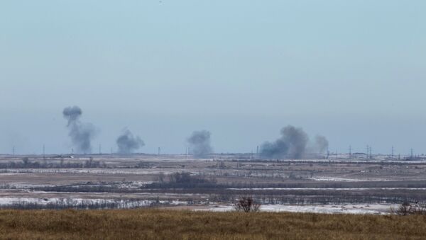 Smoke rises from shelling by the separatist self-proclaimed Donetsk People's Republic Army near the town of Debaltseve February 18, 2015 - Sputnik Mundo