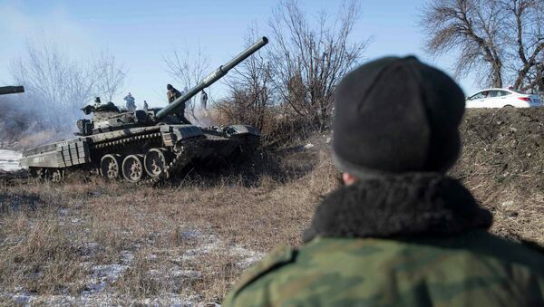 Tank of the separatist self-proclaimed Donetsk People's Republic Army near from the town of Vuhlehirsk to Debaltseve February 18, 2015 - Sputnik Mundo