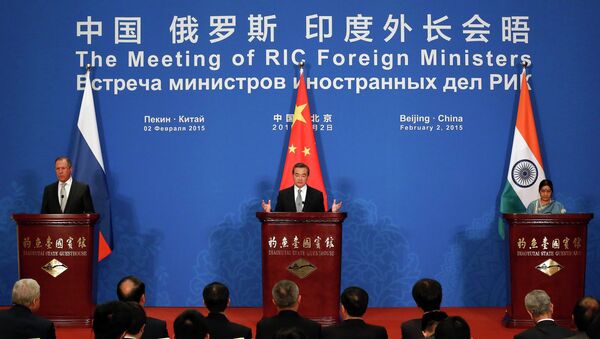 Reunión entre los ministros de Exteriores de Rusia, China y la India en Pekín en febrero de 2015 - Sputnik Mundo