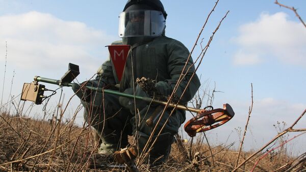 Soldado retirando minas en Chechenia - Sputnik Mundo