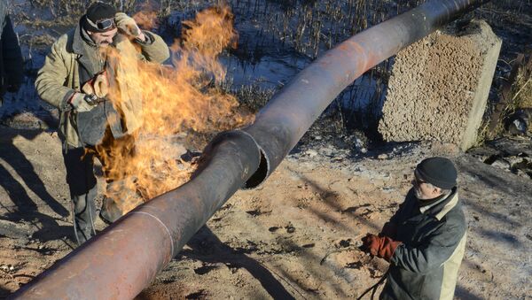 Trabajadores reparar un gasoducto (Archivo) - Sputnik Mundo