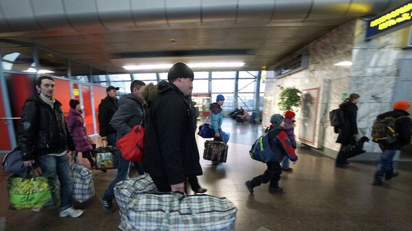 Украинские беженцы на железнодорожном вокзале в Ростове-на-Дону - Sputnik Mundo