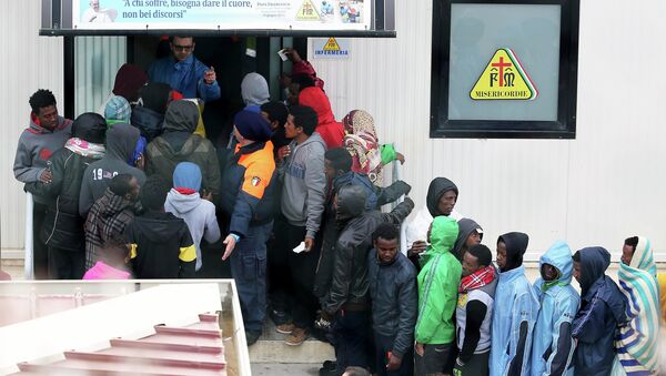 Migrantes en el centro de inmigración en Italia - Sputnik Mundo