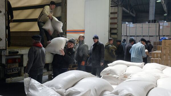 Nueva caravana humanitaria rusa llega a Lugansk - Sputnik Mundo