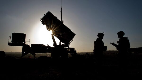U.S. Soldiers with the 3rd Battalion, 2nd Air Defense Artillery Regiment talk after a routine inspection of a Patriot missile battery at a Turkish military base in Gaziantep, Turkey, Feb. 26, 2013. - Sputnik Mundo