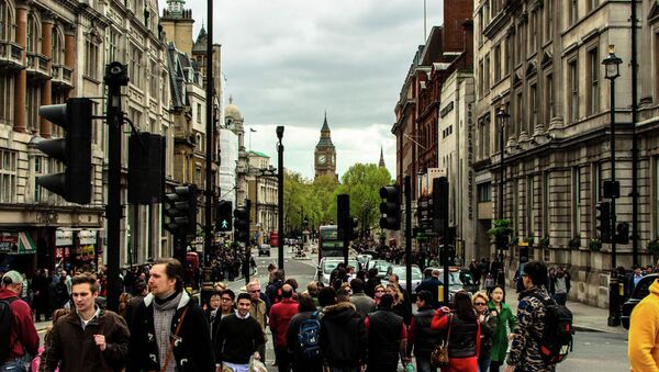 La gente en las calles de Londres - Sputnik Mundo