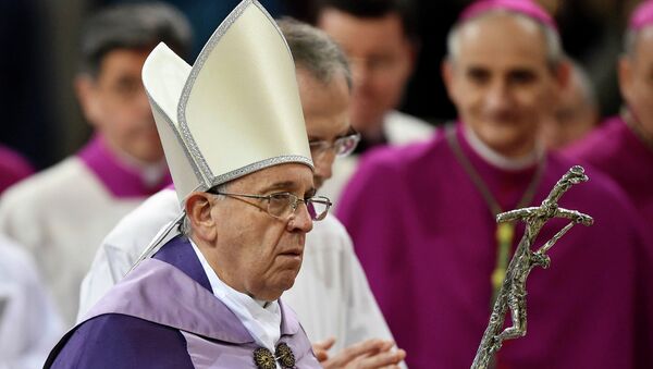 Pope Francis arrive to leads the Ash Wednesday mass at the Basilica of Santa Sabina in Rome February 18, 2015 - Sputnik Mundo