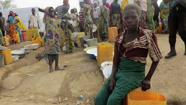 Fila en el punto de distribución de agua en un campo de refugiados en Camerún - Sputnik Mundo