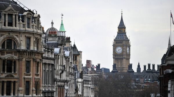 Whitehall and the clock tower of the Westminster Palace with the Big Ben bell as seen from Trafalgar Square - Sputnik Mundo