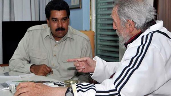Nicolas Maduro (L) during a meeting with Cuban leader Fidel Castro, in Cuba - Sputnik Mundo