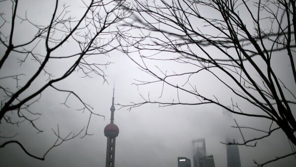 The Oriental Pearl Tower (L) is seen through the haze in downtown Shanghai February 20, 2015 - Sputnik Mundo