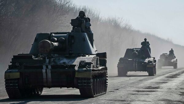 Ukrainian servicemen ride self-propelled howitzers near Artemivsk February 21, 2015 - Sputnik Mundo