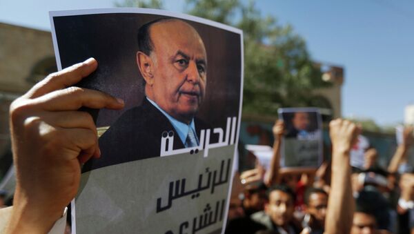 A protester holds up a poster of Yemen's former president Abd-Rabbu Mansour Hadi during an anti-Houthi demonstration in Sanaa February 21, 2015. - Sputnik Mundo