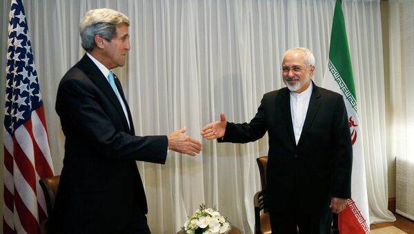 U.S. Secretary of State John Kerry, left, shakes hands with Iranian Foreign Minister Mohammad Javad Zarif - Sputnik Mundo