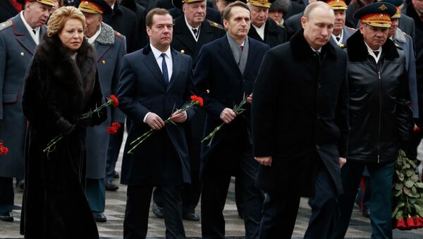 Putin participa en la deposición de flores ante la Tumba del Soldado Desconocido - Sputnik Mundo