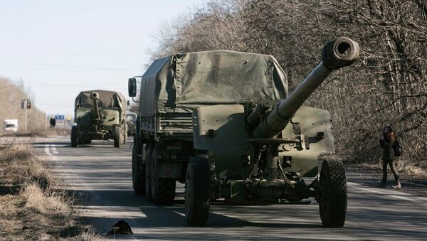 Trucks of the separatist self-proclaimed Donetsk People's Republic army towing mobile artillery cannons, are seen as they pull back from Donetsk, February 24, 2015 - Sputnik Mundo
