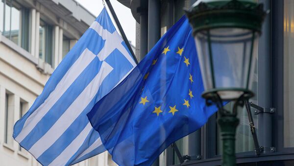 A Greek (L) and a European flag flutter outside the Greek embassy in Brussels February 19, 2015. - Sputnik Mundo