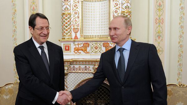 Президент России Владимир Путин (справа) и президент Кипра Никос Анастасиадис - Sputnik Mundo