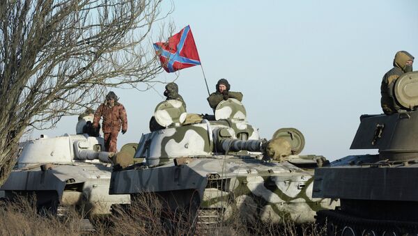 Milicias durante la retirada de armamento pesado de Donetsk - Sputnik Mundo