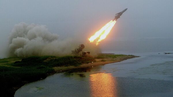 Пуск ракеты берегового комплекса Редут во время учений Тихоокеанского флота на острове Сахалин на побережье Охотского моря - Sputnik Mundo
