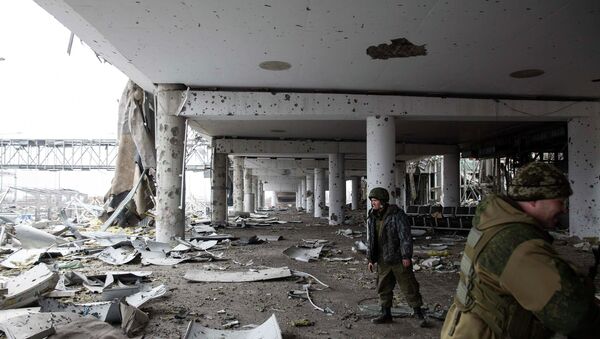 Milicias en el aeropuerto de Donetsk - Sputnik Mundo