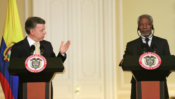 Juan Manuel Santos, presidente de Colombia, y Kofi Annan, ex secretario general de la ONU en Bogotá - Sputnik Mundo