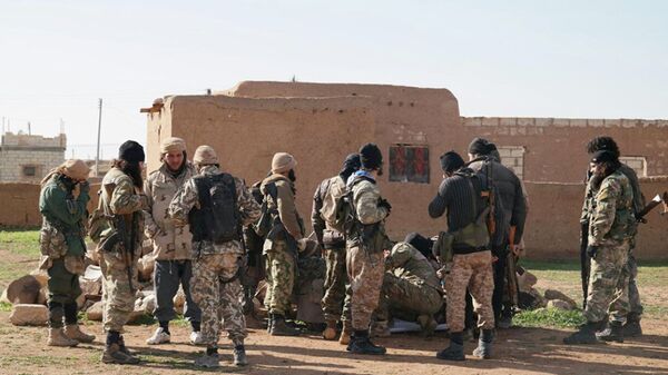 Militants take a break during fighting in Tal Tamr, Hassakeh province, Syria - Sputnik Mundo