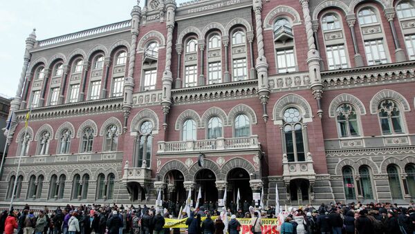 People demanding the resignation of the Ukraine's central bank chief Valeria Gontareva gather in front of the central bank office in Kiev - Sputnik Mundo