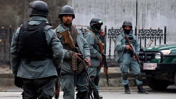 Afghan policemen stand at the site of a suicide attack in Kabul February 26, 2015 - Sputnik Mundo