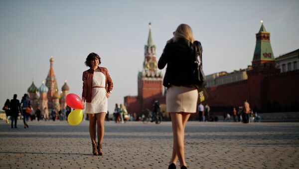 Chicas hacen fotos en la Plaza Roja de Moscú - Sputnik Mundo