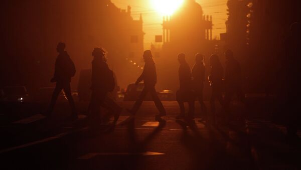 La gente pasea por una calle de San Petersburgo - Sputnik Mundo