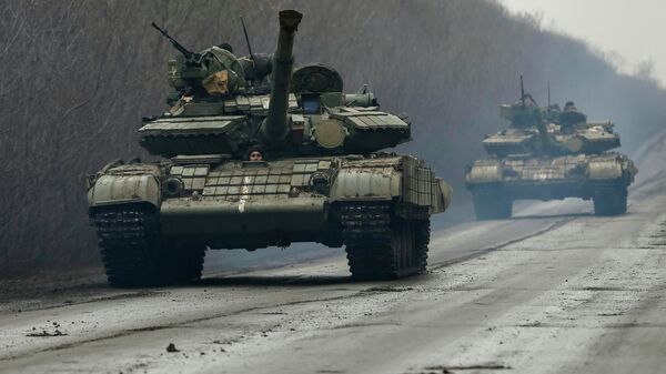 Members of the Ukrainian armed forces ride in tanks near Artemivsk, eastern Ukraine, March 2, 2015. - Sputnik Mundo