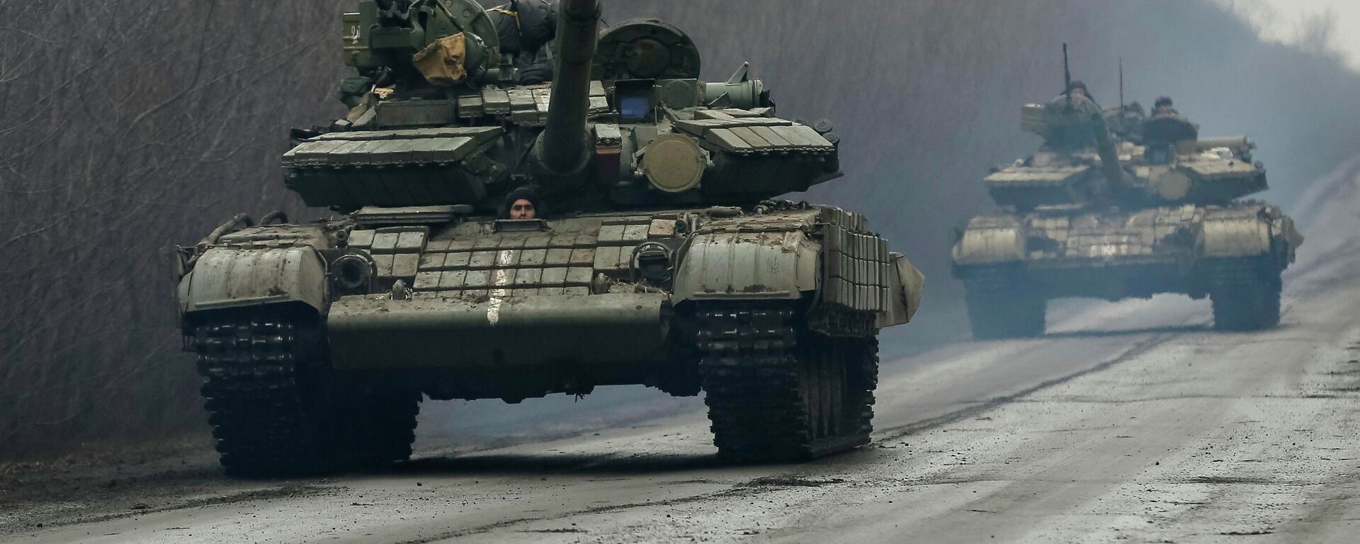 Members of the Ukrainian armed forces ride in tanks near Artemivsk, eastern Ukraine, March 2, 2015. - Sputnik Mundo, 1920, 20.02.2022