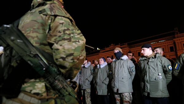 Volunteers line up to take an oath of the ranks of special battalion Azov, in Kiev, Ukraine, Saturday, Jan. 3, 2015 - Sputnik Mundo